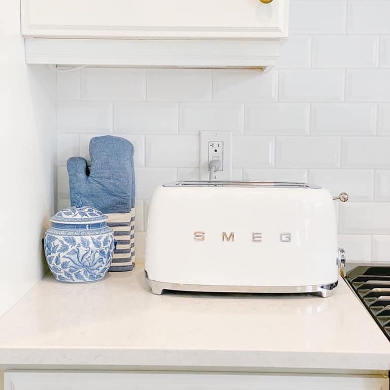 Smeg Retro-Style 4-Slice Toaster TSF02WHUS IMAGE 5